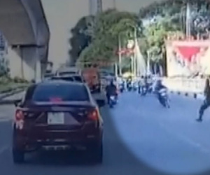 Video: Né chốt 141, nam thanh niên chạy ngược chiều gây tai nạn ở Hà Nội