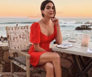 Gặp lại người yêu cũ trong đám cưới bạn chung, anh ta lên sân khấu cầu xin tái hợp, tôi cười khẩy nói một câu khiến cả hội trường vỗ tay rần rần