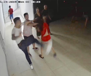 Hà Nội: Cô gái bị nhóm người tìm đến căn hộ chung cư hành hung dã man, hàng xóm can ngăn cũng bị đánh