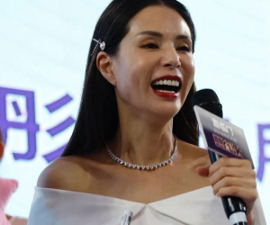 Cả 'Tiểu Long Nữ đẹp nhất' Lý Nhược Đồng cũng không chống lại lão hóa: Lộ mặt đơ như tượng sáp, khổ sở khi cười