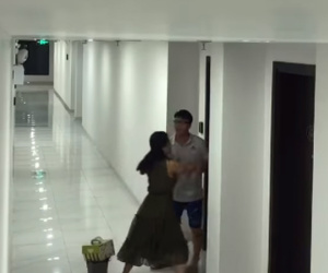 Đến mừng sinh nhật, cô gái sốc nặng khi phát hiện người yêu dan díu với bạn thân mình rồi quát: 'Cút về'