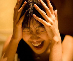 Ngay đêm chồng về nước, anh thẳng tay ném hết đồ đạc của tôi ra ngoài, gửi hai con về nội