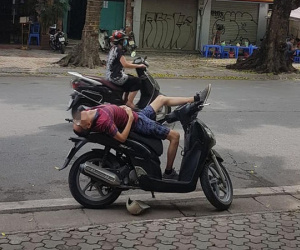 Giữa đường nhưng người đàn ông lại dựng xe rồi nằm với tư thế lạ khiến ai cũng xôn xao