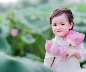 Mùa sen thị phi đã qua, hội chị em lại tan chảy với 'thiếu nữ má phính' cao 80cm diện áo dài xinh như búp bê