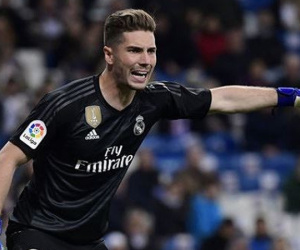 'Ông trùm' gây sức ép, HLV Zidane đành đẩy con trai khỏi Real