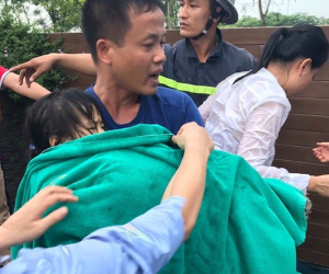 Hà Nội: Một bé gái 4 tuổi bị mắc kẹt tại ống nước bể bơi vừa được giải cứu