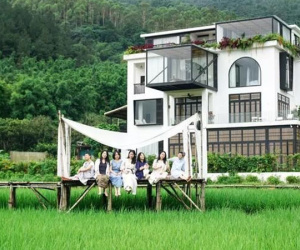 Chơi lớn như hội bạn thân người ta: 7 cô nàng mua nhà hơn 13 tỷ để hưởng tuổi già cùng nhau