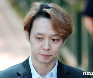NÓNG: Park Yoochun mếu máo khóc, chính thức bị tuyên án tù vì bê bối ma túy với hôn thê tài phiệt