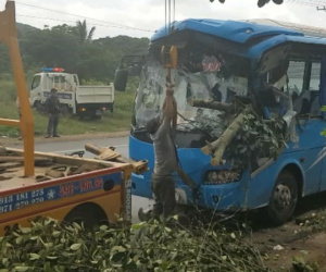 Xe khách tông xe máy rồi lao thẳng vào gốc cây, 1 người chết, nhiều người bị thương