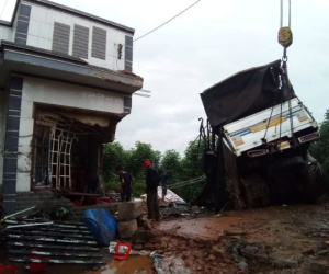 Xe tải đổ đèo lao qua đường tông sập nhà dân, một người đàn ông may mắn thoát chết