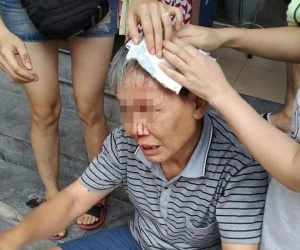 Hà Nội: Cụ ông bị ổ khóa từ trên tầng cao chung cư rơi trúng đầu khi dẫn cháu đi chơi dưới sảnh, cư dân hoang mang