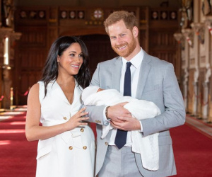 Vợ chồng Meghan Markle chính thức công bố kế hoạch làm lễ rửa tội cho con trai đầu lòng với những chi tiết gây tranh cãi