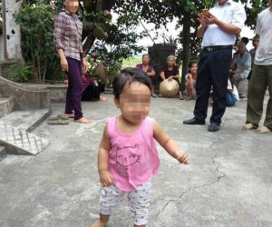 Bé gái hơn 1 tuổi bị mẹ bỏ lại chùa kèm tờ giấy nhắn: 'Em là sinh viên, còn phải đi lấy chồng'