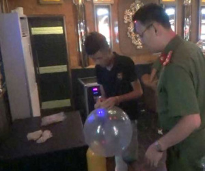 8 người Việt Nam, 3 người Trung Quốc hít bóng cười trong quán karaoke
