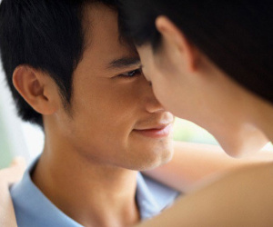 Đêm ấy tôi định bỏ trốn, thế nhưng khi phát hiện cô gái đang ngắm vuốt trong phòng tắm, tôi quyết tâm ở lại