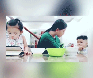 Hải Băng được khen đúng chuẩn 'bà mẹ bỉm sữa' khi "luôn tay luôn chân" chăm hai con nhỏ cực khéo léo
