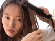 Bí kíp làm nên mọi kiểu tóc 'sương sương' xinh như mộng của gái Hàn đều nằm cả ở chiếc máy ép duỗi nhỏ mà lợi hại