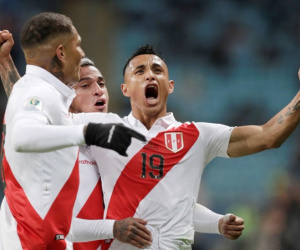 Hàng thủ liên tiếp mắc sai lầm, Chile thua thảm trước Peru