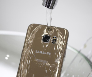 Samsung bị kiện ở Australia vì quảng cáo điện thoại Galaxy chống nước