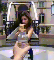 Xoay người đá tung nắp chai - thử thách 'ngầu lòi' hot nhất MXH hôm nay