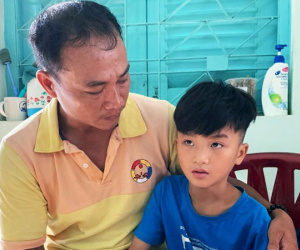Bé trai đi lạc 4 tháng ở Sài Gòn nói từng bị cha đánh bằng khúc cây to, giả vờ không nhớ tên và SĐT cha