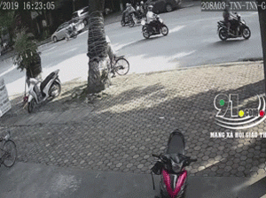 'Xe điên' gây tai nạn kinh hoàng, húc văng 2 người đi xe máy trên đường ở Thái Nguyên