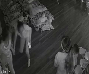 Quan sát camera, mẹ sốc nặng khi thấy con gái đại tiện ra quần nhưng cô giáo vẫn ung dung xem điện thoại