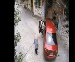 Cụ bà 90 tuổi đi nhờ ô tô, hứa trả tiền, trăn trở của tài xế khiến nhiều người con giật mình