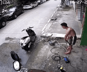 Video: Những giây cuối cùng người đàn ông tự vật lộn cứu mình khỏi điện giật