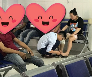 Dẫn vợ đi khám còn tranh thủ cắt móng chân cho vợ, chồng khiến người khen ngợi hết nấc, người bĩu môi bảo ''làm màu'