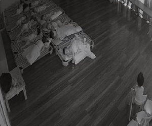 Quan sát camera, mẹ sốc nặng khi thấy con gái đại tiện ra quần nhưng cô giáo vẫn ung dung xem điện thoại