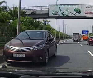 Xe Toyota Altis phóng ngược chiều 'đối đầu' nhiều ô tô ở làn tốc độ 90km/h tại Hà Nội