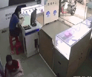 Xe 3 bánh không người lái lao vào cửa hàng, đâm bé gái 3 tuổi tử vong