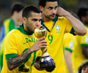 Vô địch Copa America, Alves lập kỷ lục vô tiền khoáng hậu