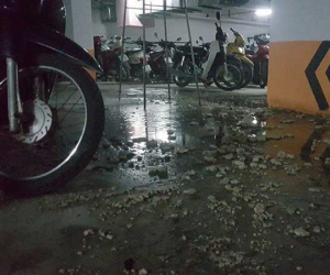 Hà Nội: Hầm gửi xe khu đô thị Thanh Hà bốc mùi hôi thối nồng nặc, tràn ngập nước thải