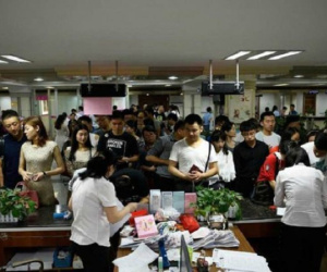 Cứ xong kỳ thi đại học khốc liệt hằng năm, các vị phụ huynh Trung Quốc lại lũ lượt rủ nhau đi làm thủ tục ly hôn
