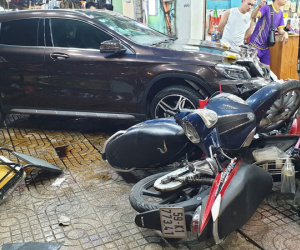 Người dân kể lại lúc nữ tài xế Mercedes tông một loạt xe máy: 'Cô ấy không say, nhưng chắc đi giày cao gót nên vướng chân ga'