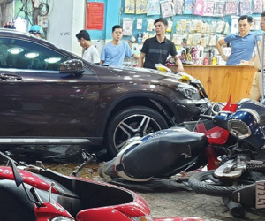 Hiện trường kinh hoàng sau khi nữ tài xế lái Mercedes tông xe máy nằm la liệt ở Sài Gòn