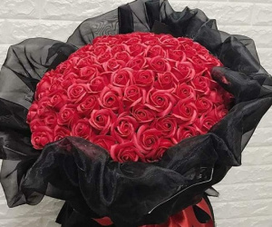 Mua bó hoa rõ đẹp tặng vợ để gây bất ngờ, anh chồng nào ngờ bị tra khảo một câu khóc dở mếu dở
