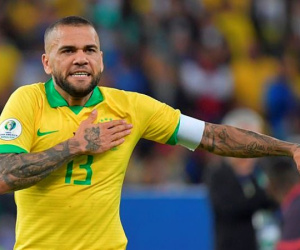 Alves ngượng 'chín mặt' khi quì gối ăn mừng chiến thắng quá sớm