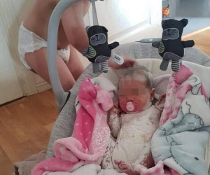 Vừa nhờ con gái trông em được mấy phút, mẹ trẻ đã phải cười ra nước mắt và công nhận 'giao trứng cho ác'