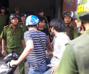 Thanh niên ngáo đá đập phá 3 xe máy, đánh 2 chiến sỹ công an bị thương