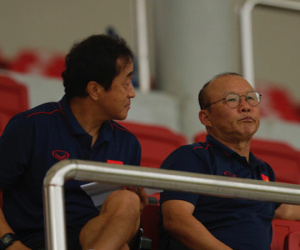 HLV Park Hang-seo bật cười, trợ lý Lee 'nóng mặt' vì màn trình diễn của U22 Việt Nam