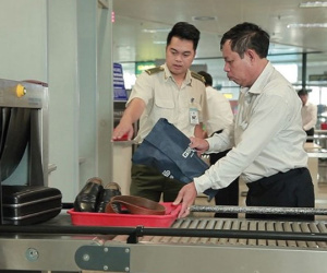 Khách nữ móc trộm 49 triệu đồng trong ví nam hành khách bỏ quên ở sân bay