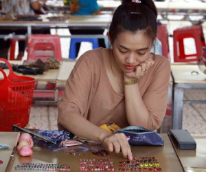 Cận cảnh những viên đá quý long lanh bày bán ở chợ đá quý Lục Yên, Yên Bái