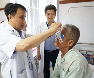 Bố gật đầu hiến giác mạc, con gái nghẹn ngào từ biệt: 'Bố là ngọn đèn soi đường con đi'