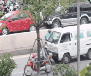 Hà Nội: Nữ 'ninja' liều lĩnh quay đầu xe, đi ngược chiều bất chấp dòng phương tiện đang đi vun vút giữa hầm Kim Liên