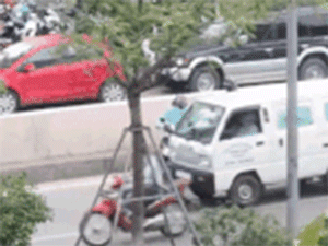 Video: Nữ 'ninja' liều lĩnh quay đầu xe, đi ngược chiều bất chấp dòng phương tiện đang đi vun vút