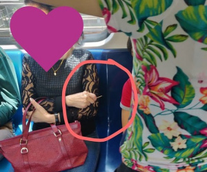 Thấy bé trai ngủ gục trên ghế, người phụ nữ đã dùng thứ này để ngăn cản dựa vào mình gây tranh cãi