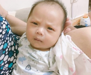 Bé trai sinh ra đã có khuôn mặt cau có 'khó ở', biết được nguyên nhân ông bố cũng phải 'giật mình'